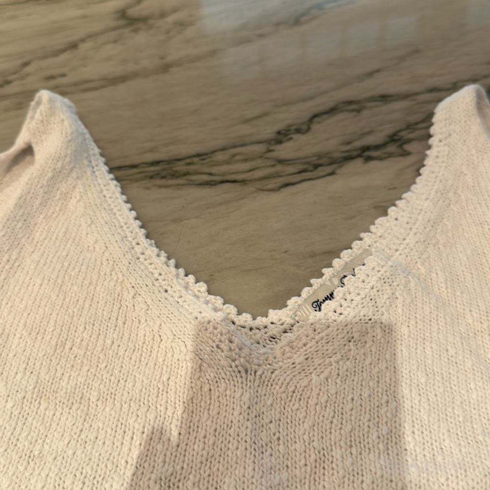 Tommy Bahama sub v neck sweater with scallop trim. Sleeveless. Size S/P